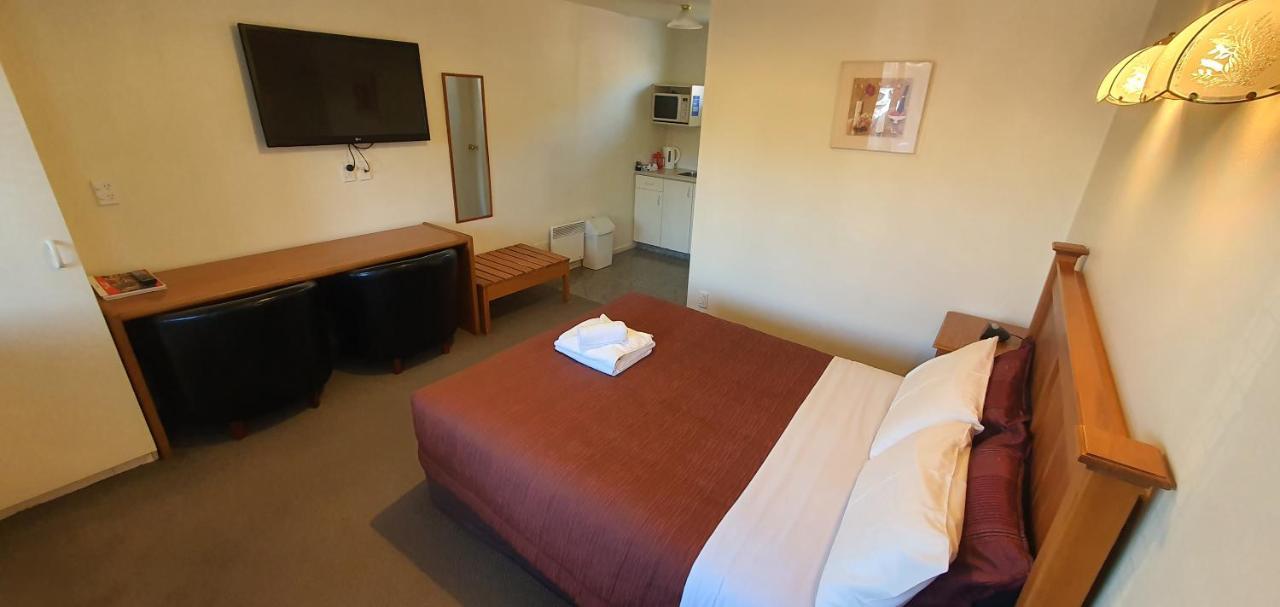 Rosewood Court Motel 4*