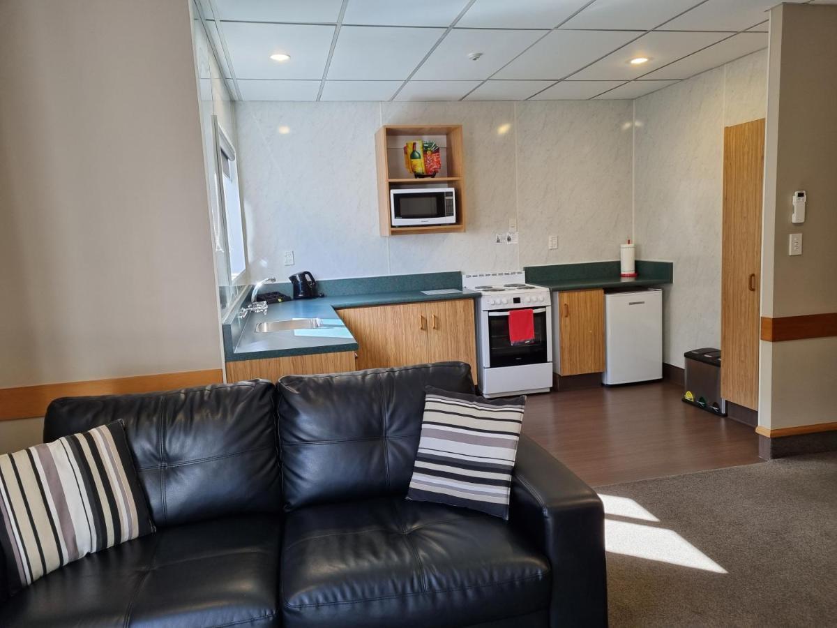 Amross Court Motel 4*