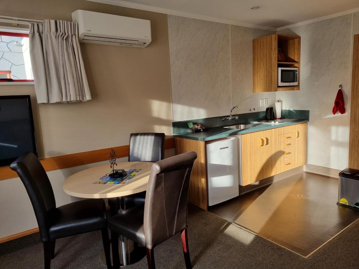 Amross Court Motel 4*