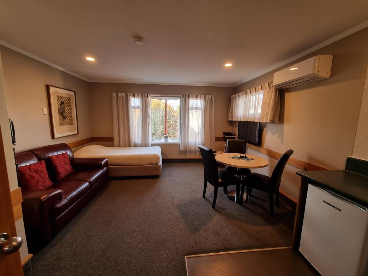 Amross Court Motel 4*