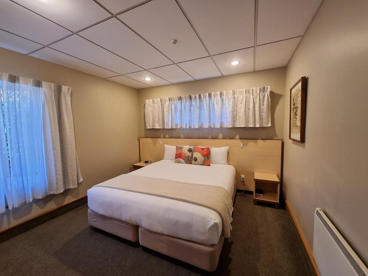 Amross Court Motel 4*
