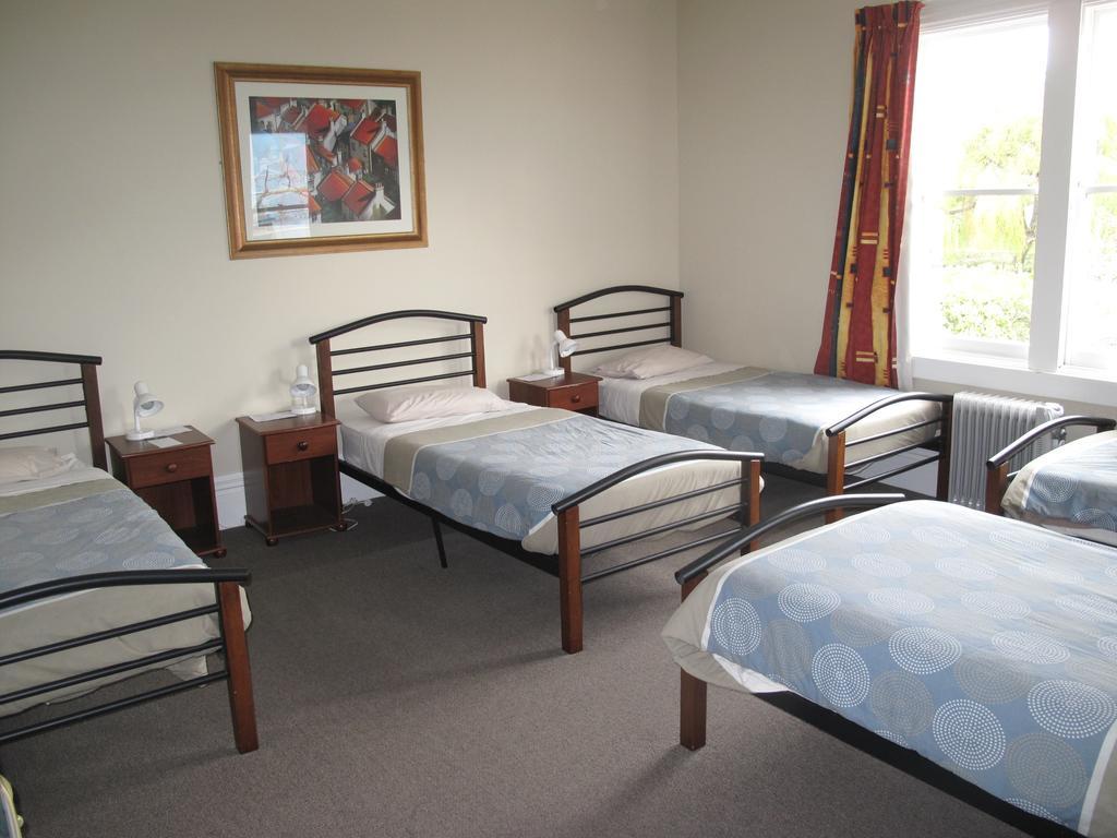 Dorset House Backpackers Hostel *
