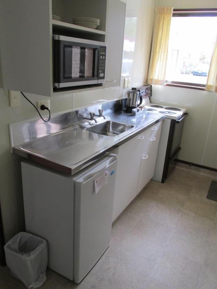 Airport Motel 4*