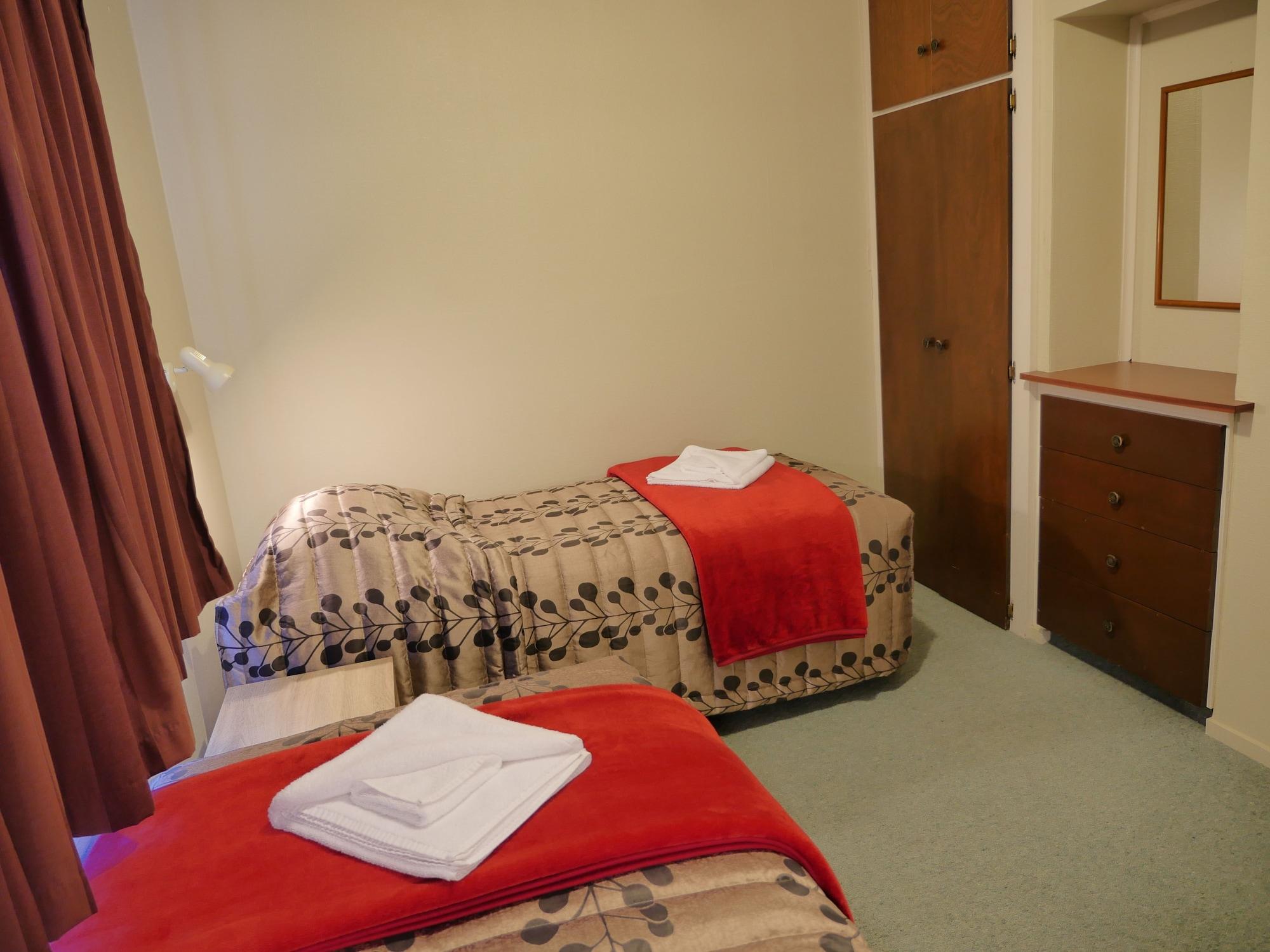 Econo Canterbury Court