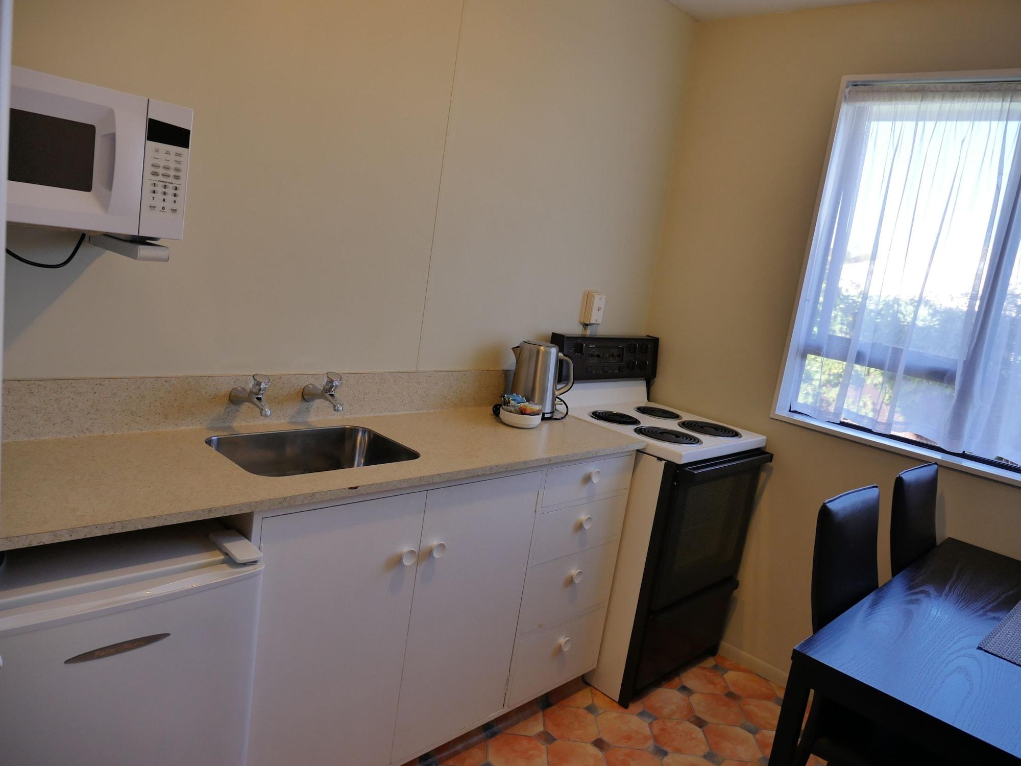 Econo Canterbury Court Motel 3*