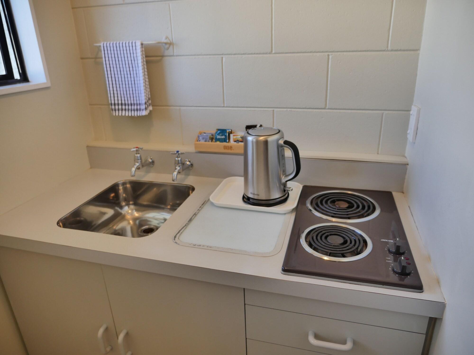 Econo Canterbury Court 3*