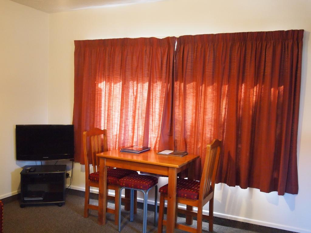 Airport Motel 4*