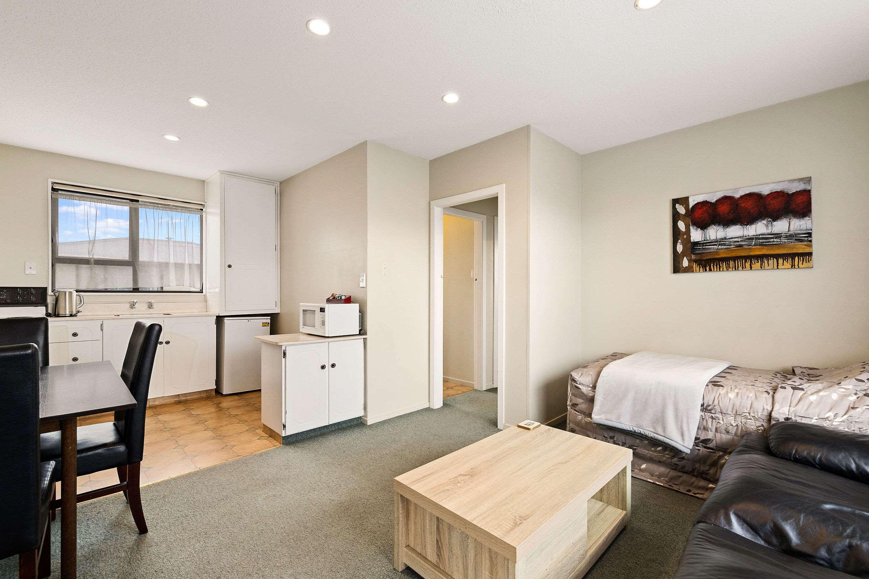 Econo Canterbury Court 3*