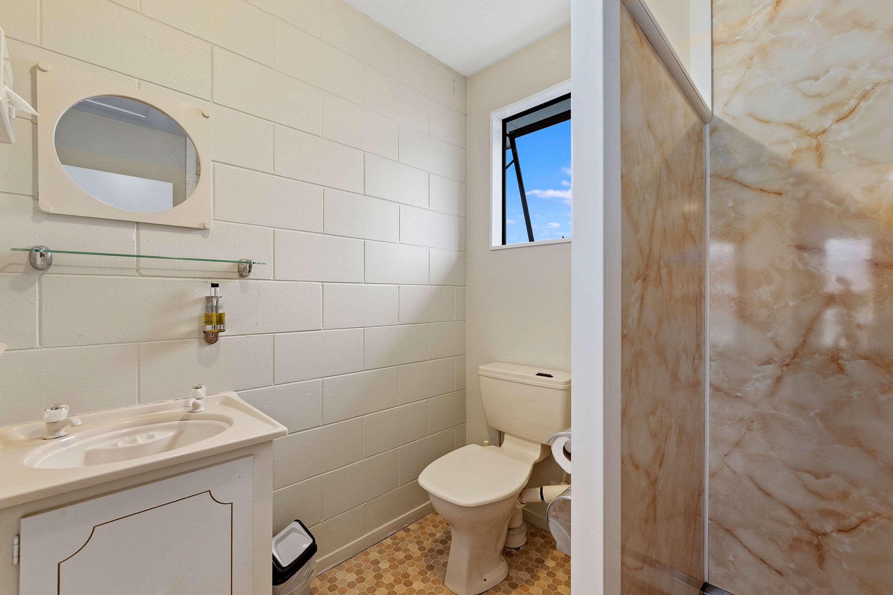 Econo Canterbury Court 3*