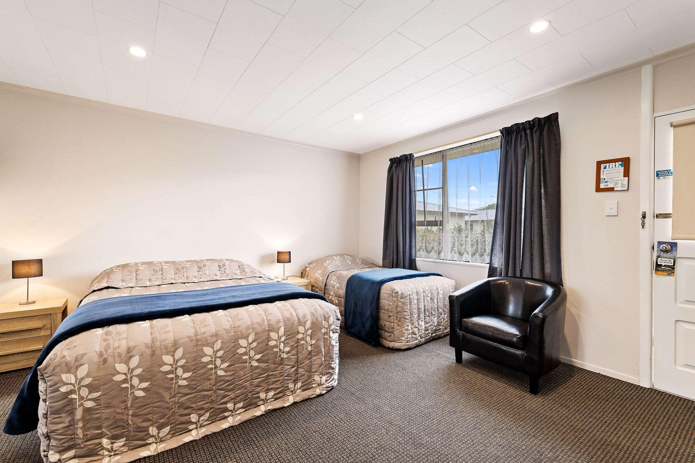 Econo Canterbury Court 3*