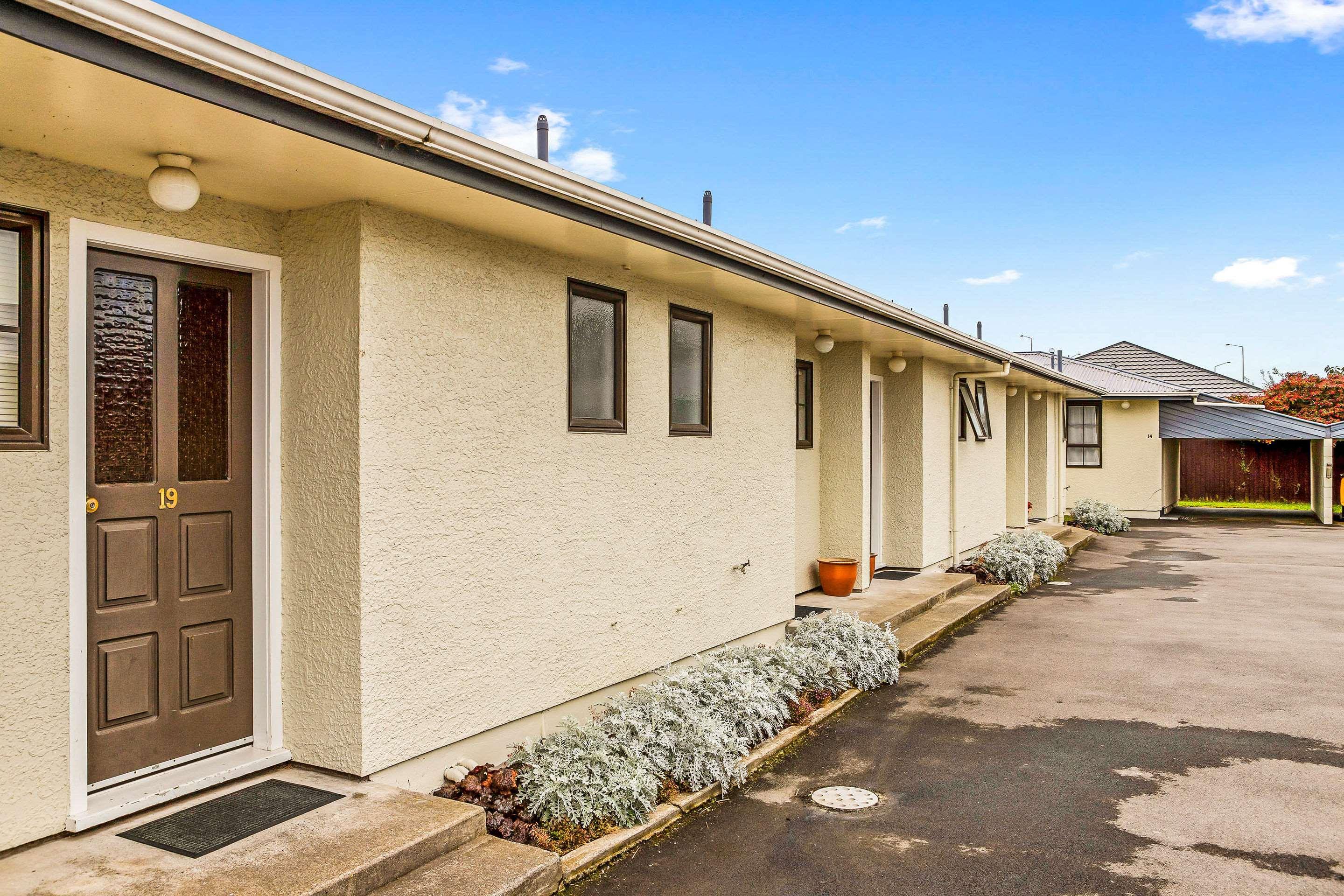 Econo Canterbury Court