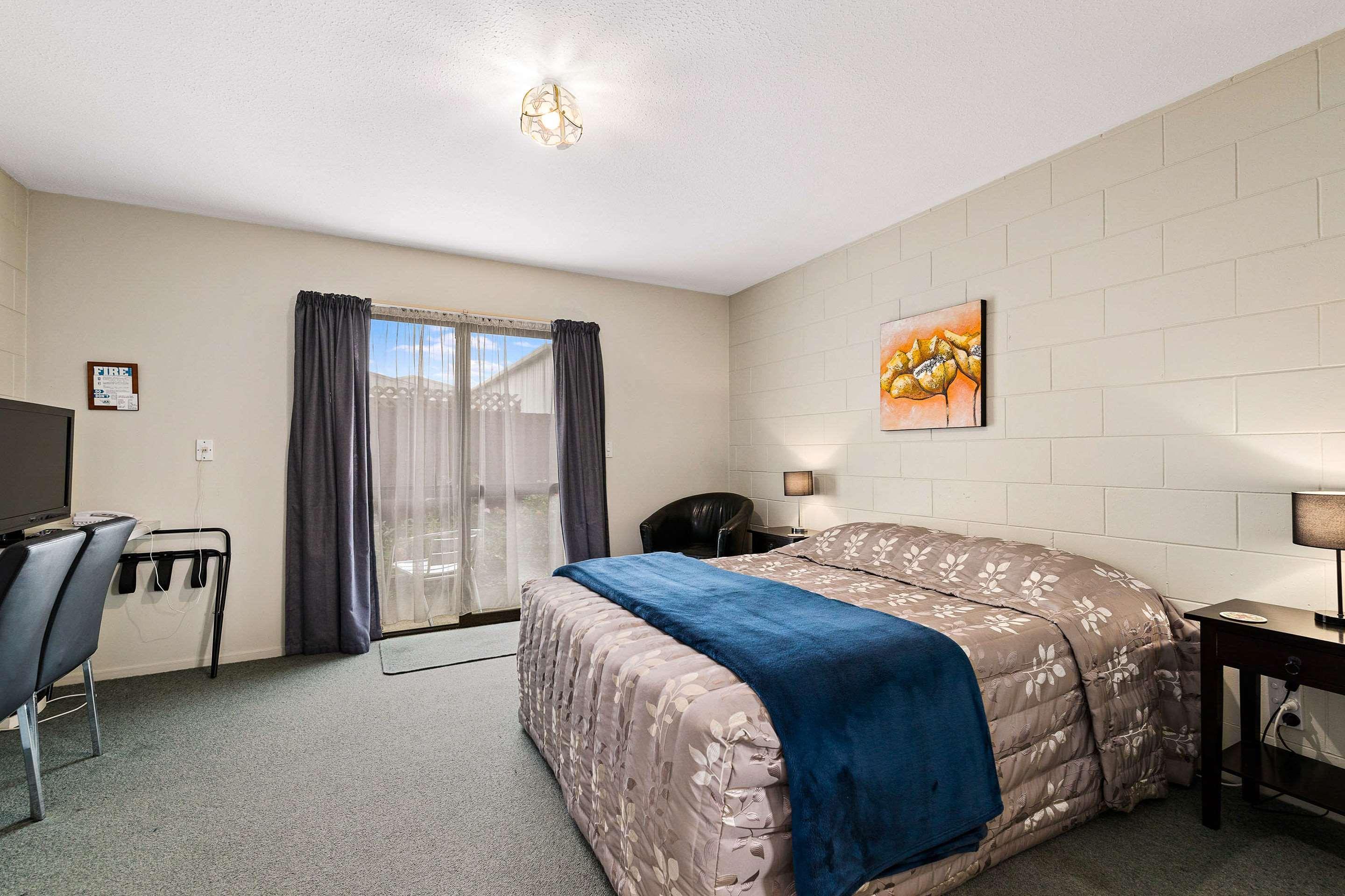 Econo Canterbury Court Motel 3*