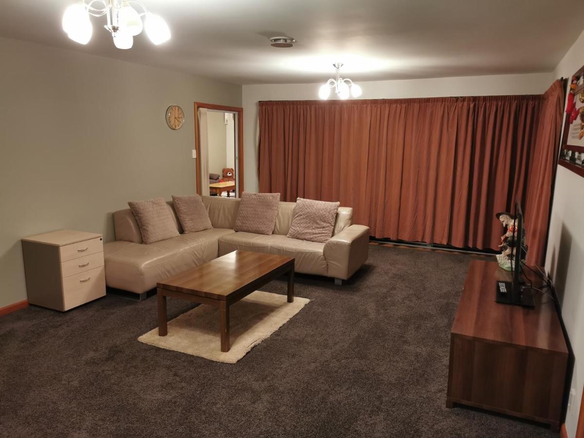 Airport Apartment *