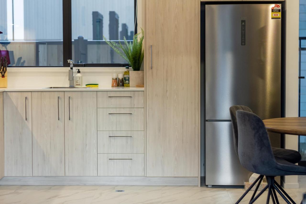 Modern 3 Bed Overlooking Hagley Park Apartment
