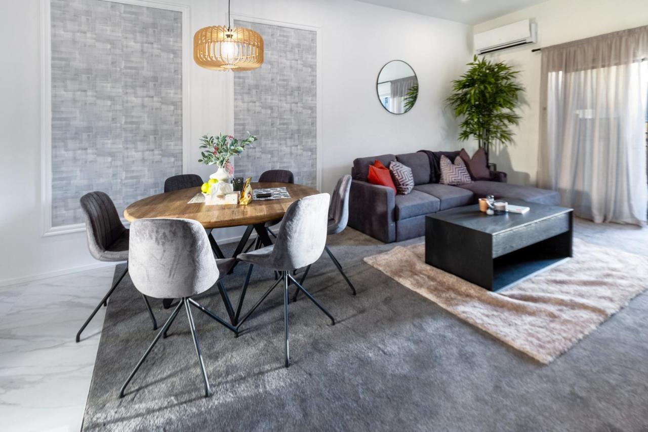 Modern 3 Bed Overlooking Hagley Park Apartment *
