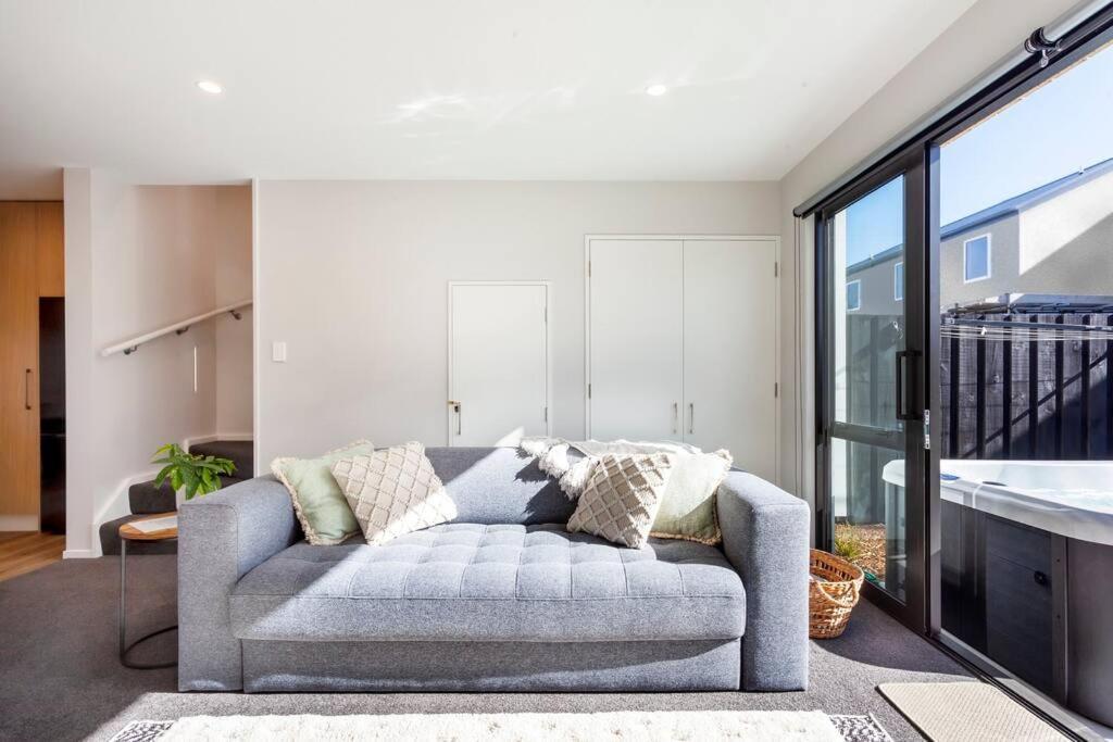 Stylish Townhouse With Hot Tub *
