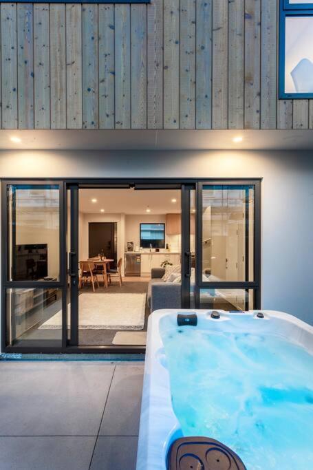 Apartment Stylish Townhouse With Hot Tub Christchurch