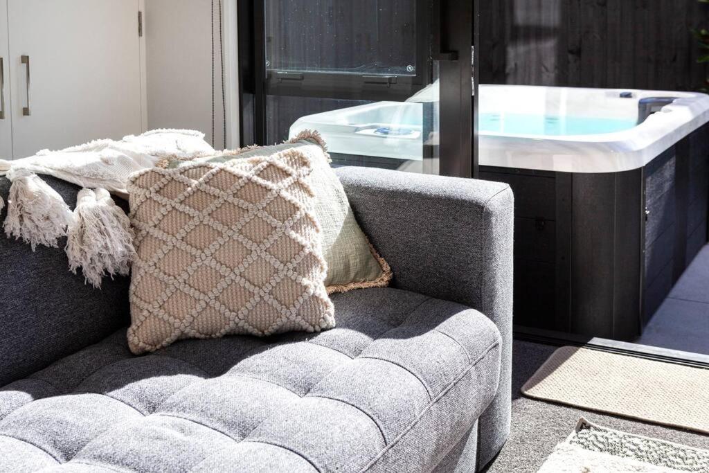 Stylish Townhouse With Hot Tub * Christchurch