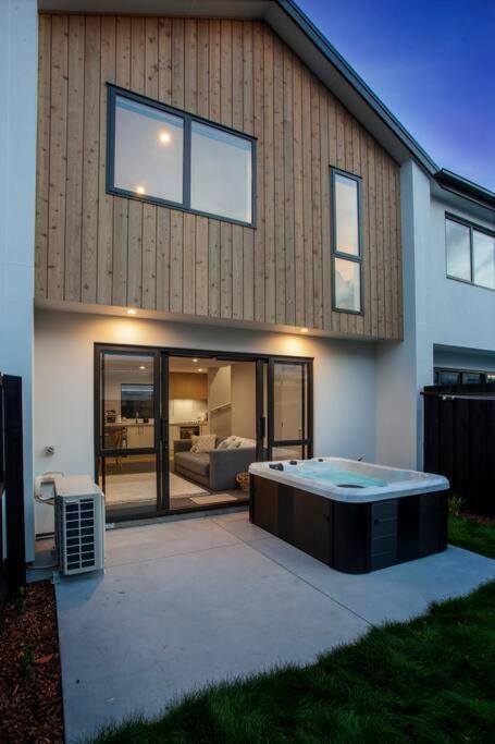 Stylish Townhouse With Hot Tub