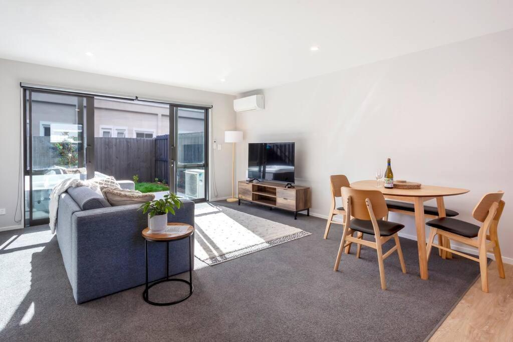 Stylish Townhouse With Hot Tub Christchurch