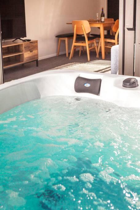 Stylish Townhouse With Hot Tub Apartment Christchurch