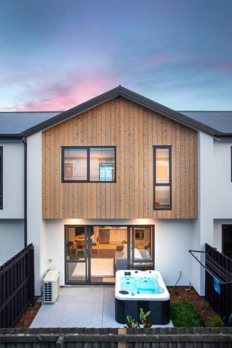 Stylish Townhouse With Hot Tub
