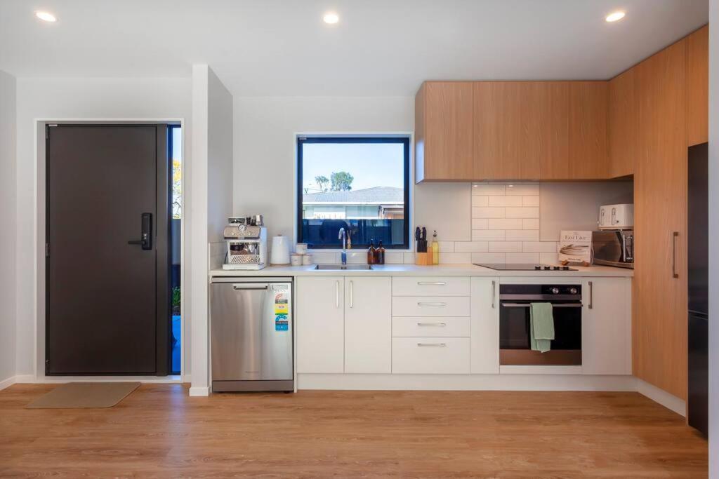 Stylish Townhouse With Hot Tub Christchurch