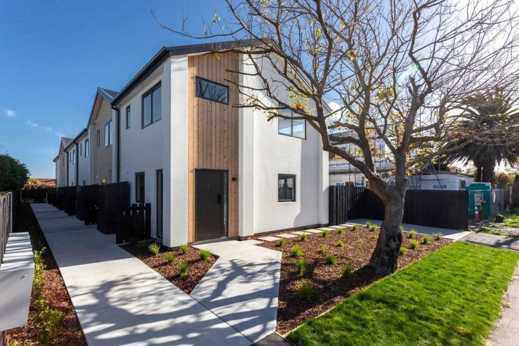 Stylish Townhouse With Hot Tub Apartment Christchurch