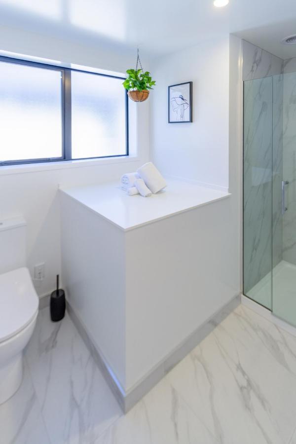 Apartment Awaits 2 Bed 2 Bath With Carpark *