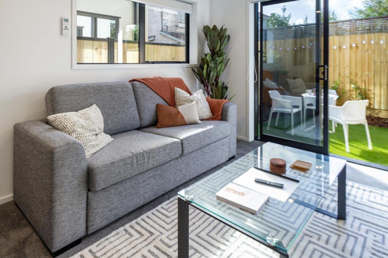 Awaits 2 Bed 2 Bath With Carpark Apartment