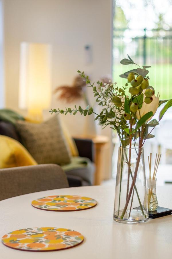 Hear The Wind In The Trees - 2 Bed 1 Bath 1 Garage Apartment Christchurch