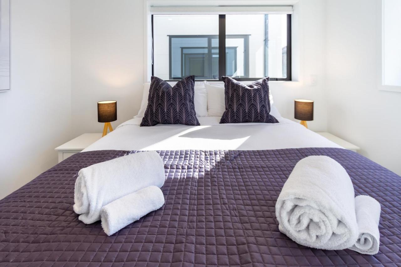 Awaits 2 Bed 2 Bath With Carpark Apartment