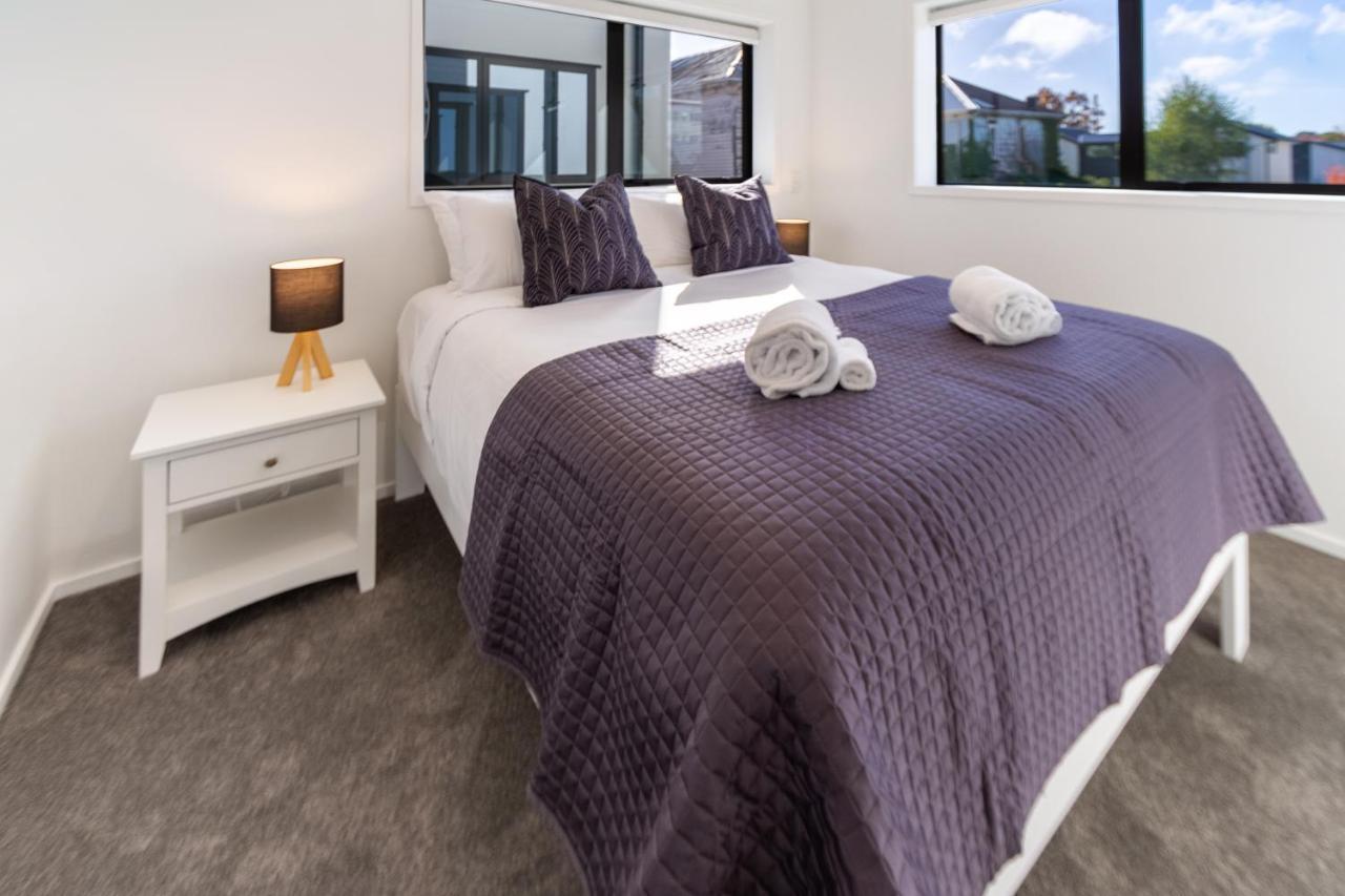 Awaits 2 Bed 2 Bath With Carpark Apartment *