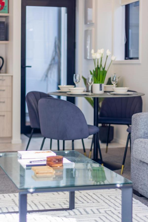Apartment Awaits 2 Bed 2 Bath With Carpark