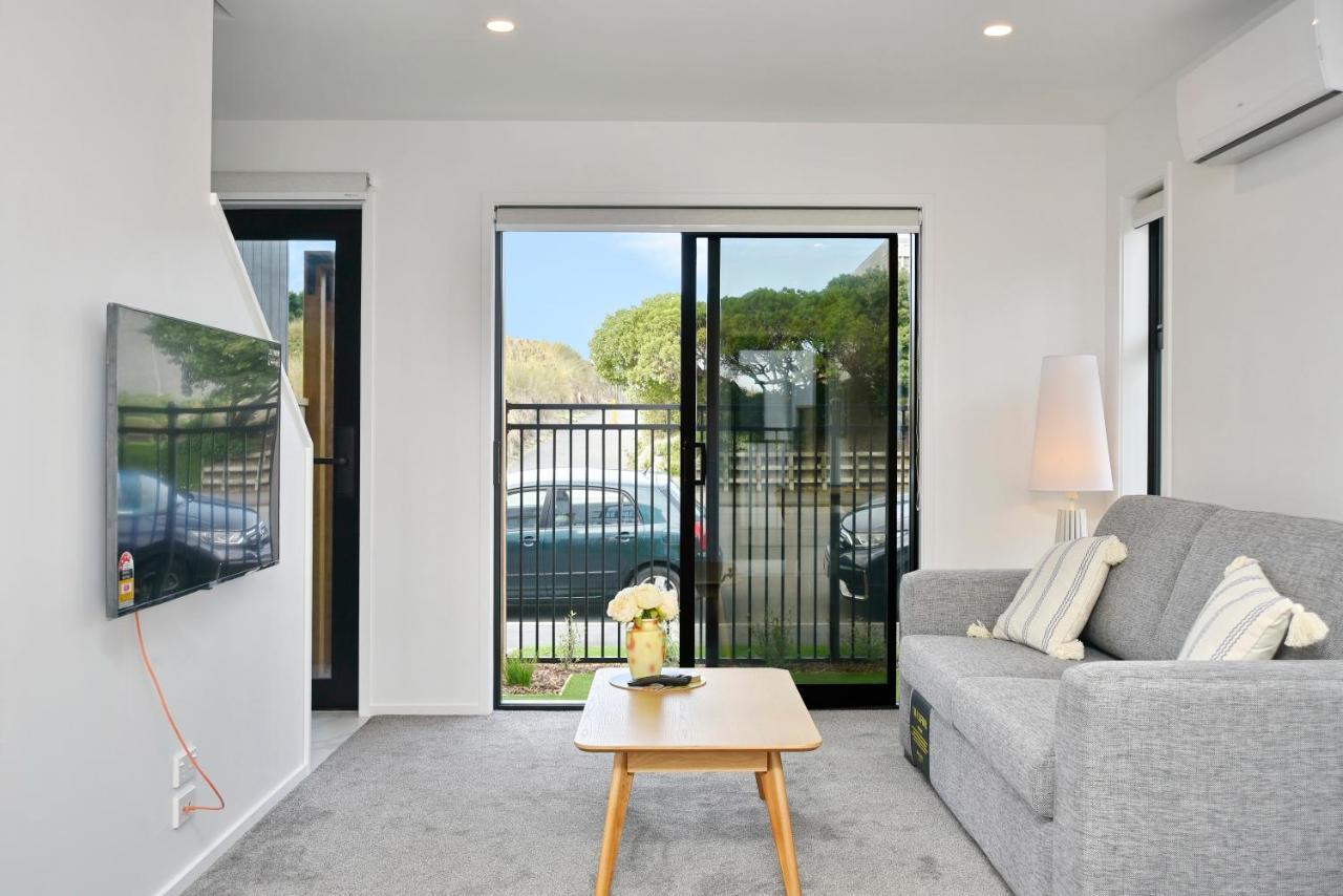 Sea Air And Sandy Beach, Beautiful 1 Bed 1 Bath *