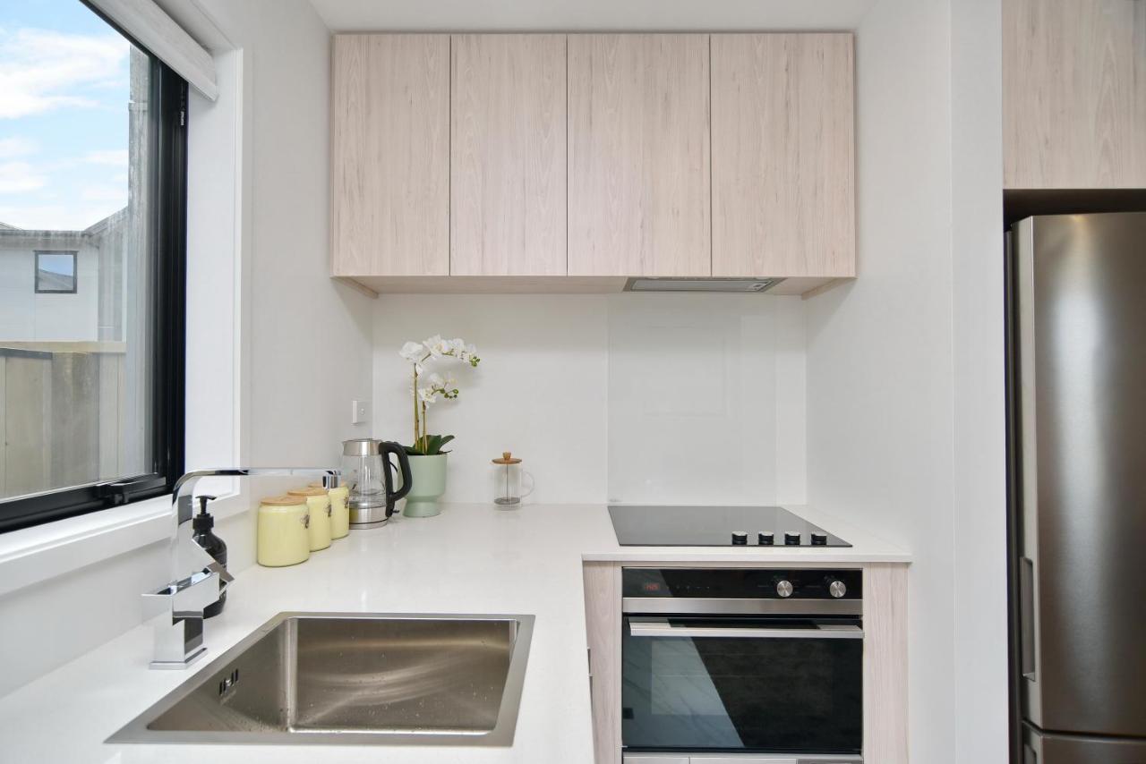 Sea Air And Sandy Beach, Beautiful 1 Bed 1 Bath *