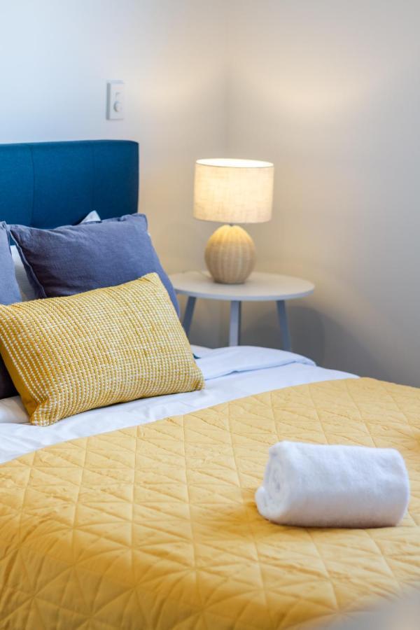 Urban Park Escape 2 Bed 2 Bath W/carpark Apartment *