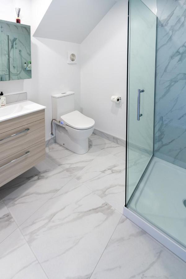 Urban Park Escape 2 Bed 2 Bath W/carpark Apartment