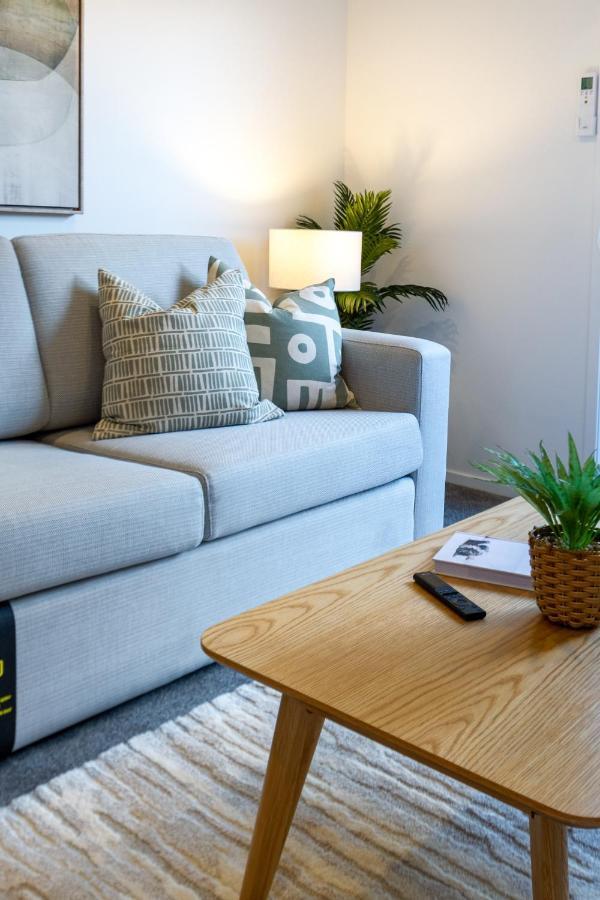 Urban Park Escape 2 Bed 2 Bath W/carpark Apartment