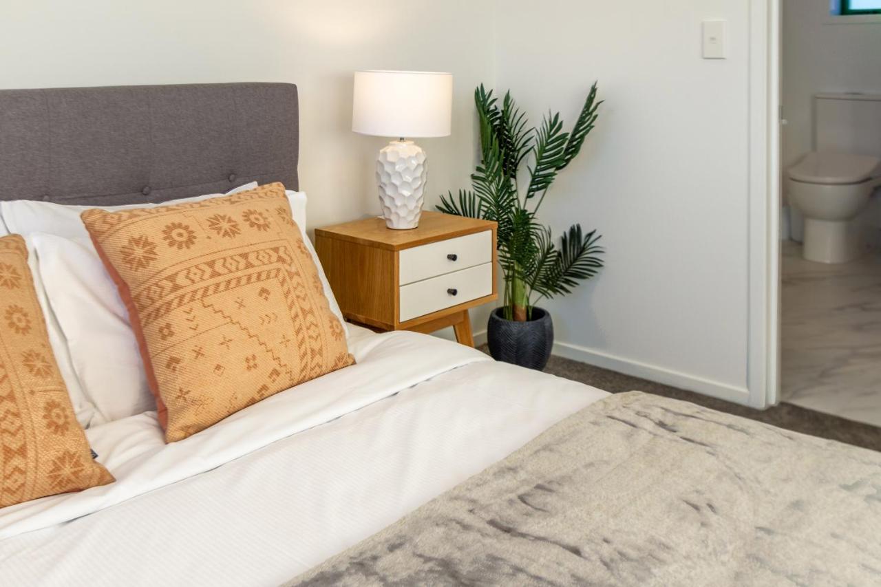 Urban Park Escape 2 Bed 2 Bath W/carpark Apartment