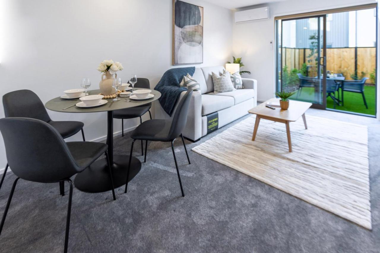 Urban Park Escape 2 Bed 2 Bath W/carpark Apartment