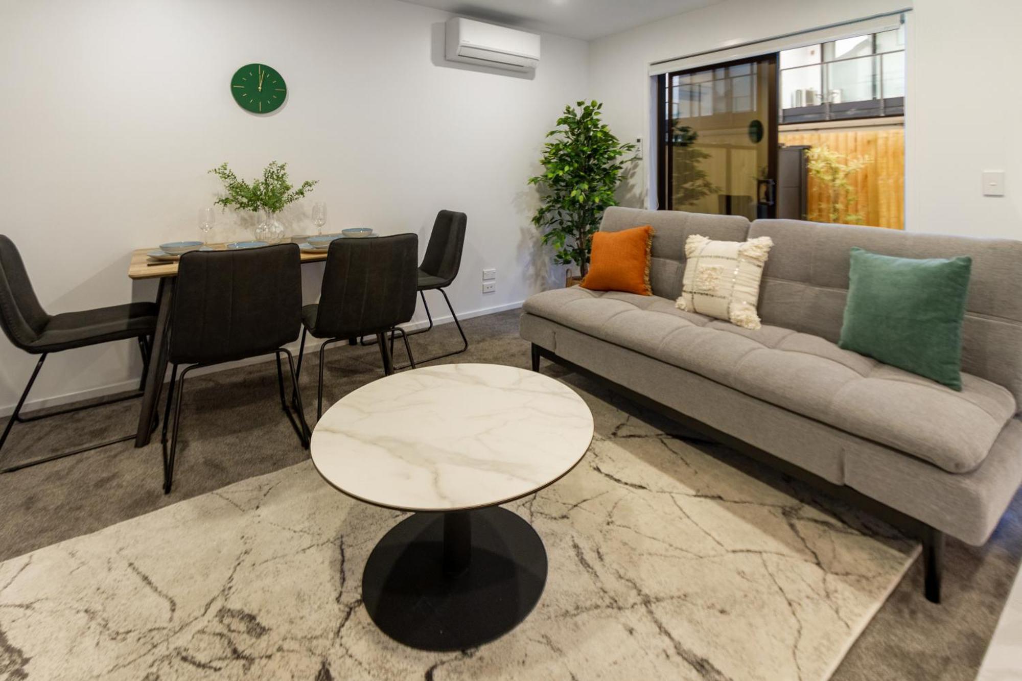 Chic Cbd Townhouse 2 Bed 2 Bath Apartment