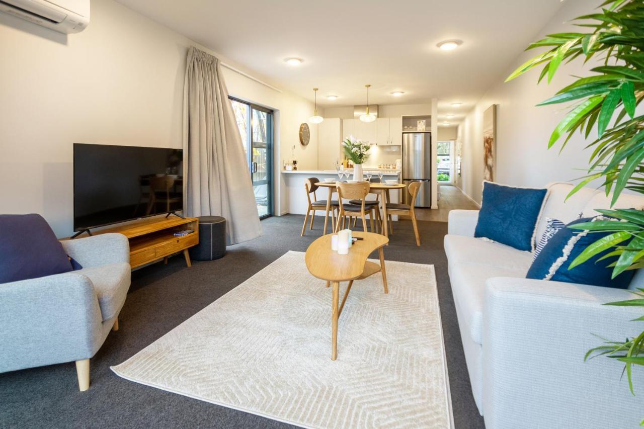 Luxurious - Single Level 2 Bed Apartment *