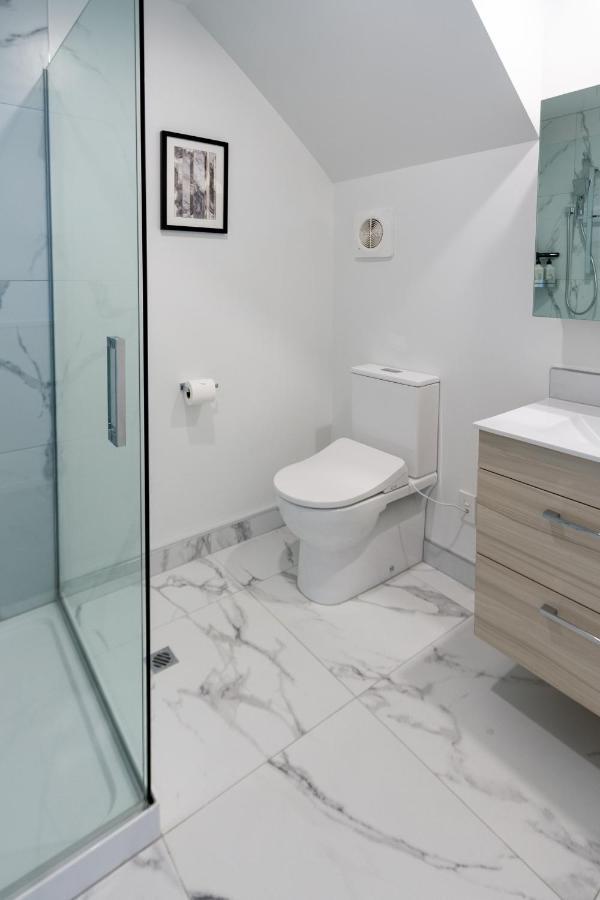 Walk To 2 Bed 2 Bath. Madras Street * Christchurch