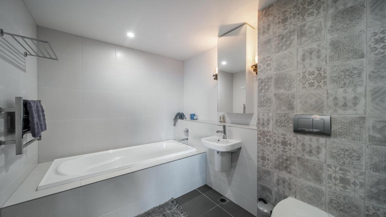 View With Free Valet Parking Apartment *