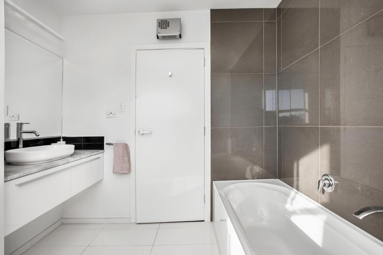 Spacious Quality Apartment, Convenient Location Christchurch