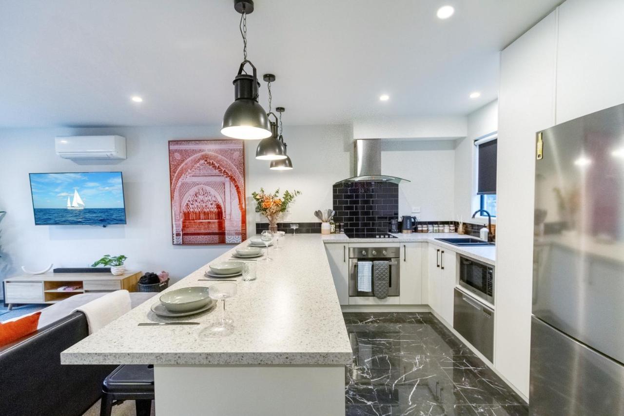 Downtown Delight 2 Bed 1 Bath - Single Garage Apartment *