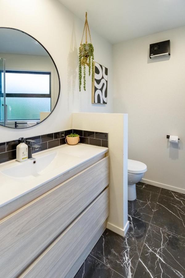 Downtown Delight 2 Bed 1 Bath - Single Garage * Christchurch