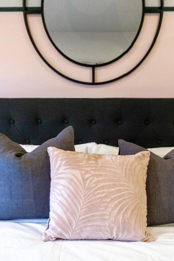 Downtown Delight 2 Bed 1 Bath - Single Garage Apartment Christchurch