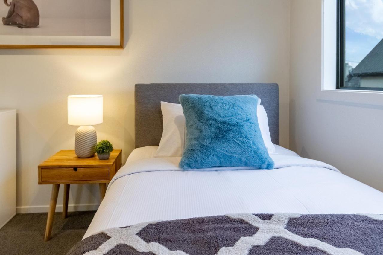 Downtown Delight 2 Bed 1 Bath - Single Garage * Christchurch